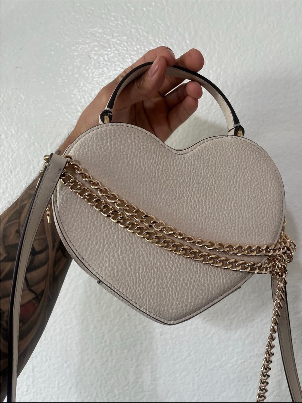 Michael Kors Heart Crossbody Bag in Light Cream with Gold Chain - Picture 6 of 8